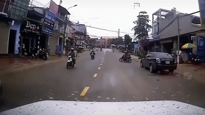 Nu tai xe di xe may dot ngot bang qua duong suyt bi oto dam hinh anh