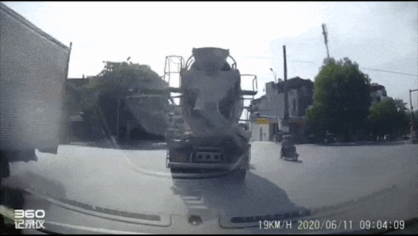 2 nguoi chay xe may nga nhao khi oto tai om cua dot ngot hinh anh