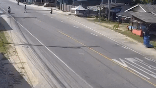 Nguoi dan ong di xe may bi thanh sat dai quat vang ra duong o Thai Lan hinh anh