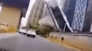 Can cau do sap de oto di duong, pha huy toa nha doi dien o Vu Han hinh anh