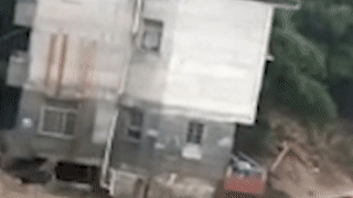 Can nha 3 tang bi nuoc lu cuon troi o Trung Quoc hinh anh