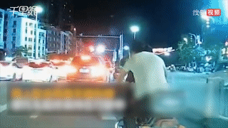 2 thanh nien di xe may doi lai khi xe dang chay tai TQ hinh anh