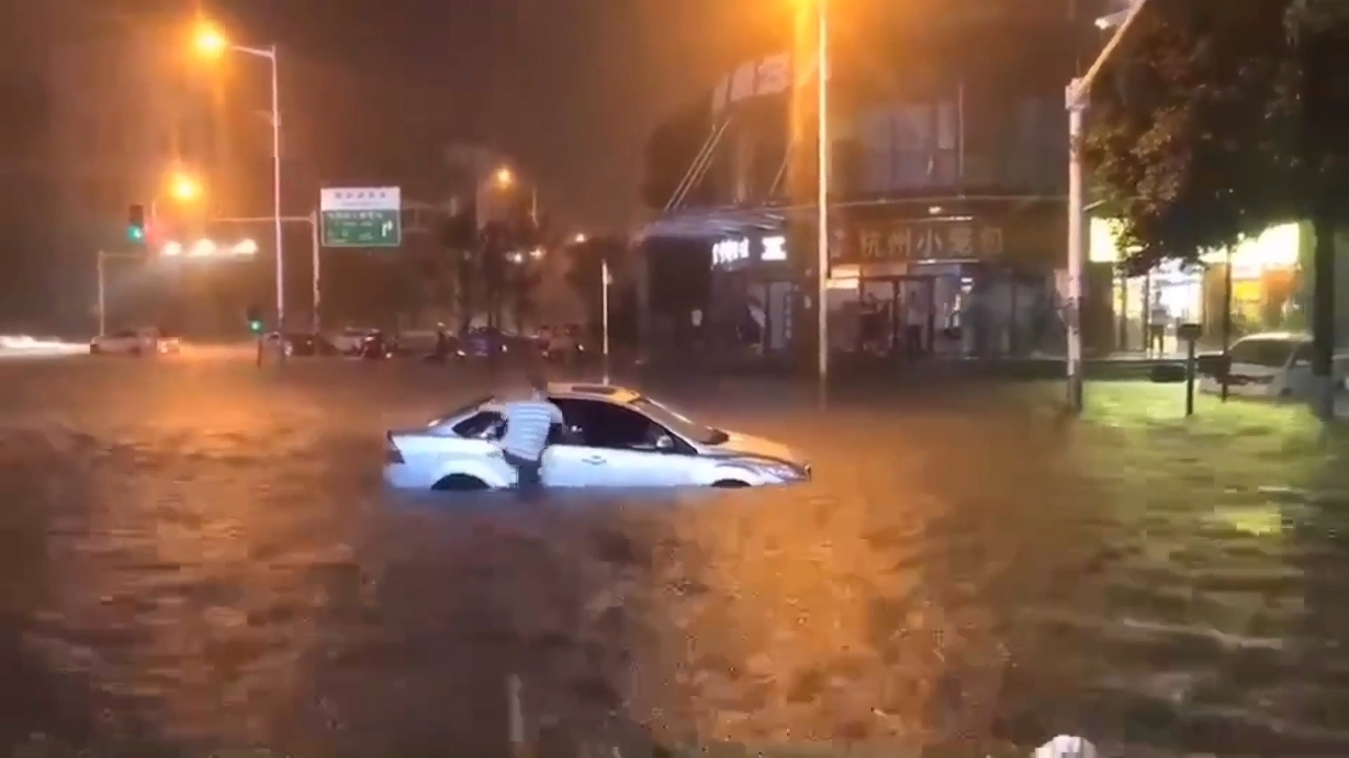 Ngap lut nham chim hang loat phuong tien tren duong tai Trung Quoc hinh anh