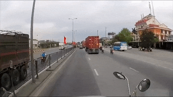 Mot phu nu thoat chet khi nga vao xe container hinh anh