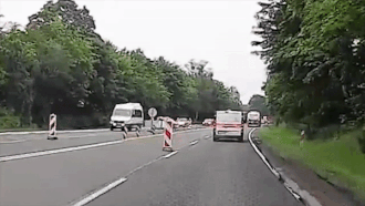 Taxi mat lai dam vao dai phan cach, huc trung xe tai hinh anh