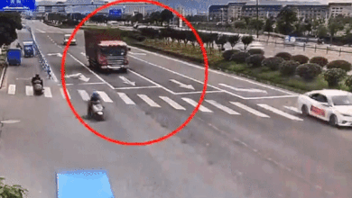 Xe container phanh gap tranh xe may khien cabin bi lat hinh anh