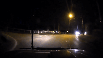 Oto phong au, lao sang lan doi dien roi dam trung xe khac hinh anh