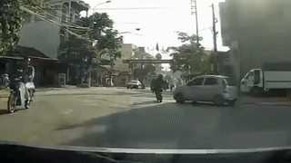 Oto re sang duong khong quan sat dam nga xe may hinh anh