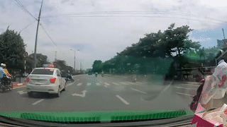 Xe may dien qua duong thieu quan sat, suyt bi oto dam hinh anh