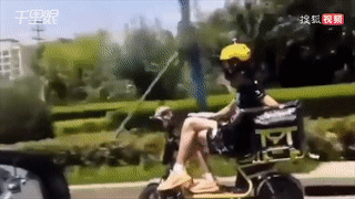 Nu tai xe ngoi cheo chan dieu khien xe may dien hinh anh