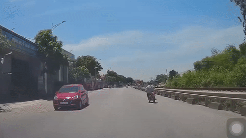 Xe may sang duong thieu quan sat, suyt bi oto dam hinh anh