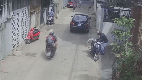 Tai xe mo cua oto khong quan sat gay tai nan cho xe may hinh anh