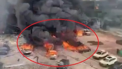 No xe bon tren cao toc o Trung Quoc, nhieu oto bi thieu rui hinh anh