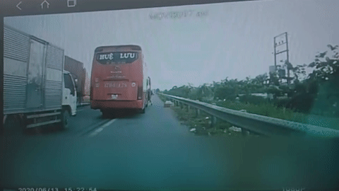 Oto dung bat khach giua duong gay tai nan lien hoan hinh anh