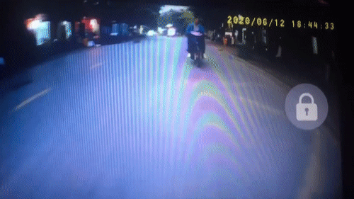 Nam tai xe lai xe may thieu quan sat dam vao duoi oto hinh anh