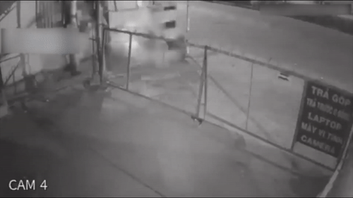 Xe may phong len via he dam bay bien quang cao hinh anh