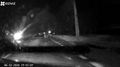 Xe may sang duong trong dem suyt bi oto dam hinh anh