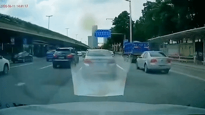 Xe ben sup xuong ho khi dang di chuyen tren duong tai Trung Quoc hinh anh