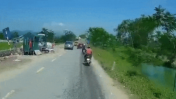 Xe bon tong xe tai lao xuong ao o Ha Noi hinh anh