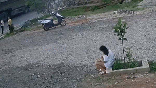 Xe tai roi lop vang trung nguoi phu nu dung ben duong o Trung Quoc hinh anh