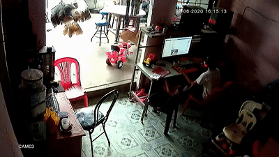 Canh bon nuoc roi tu tran nha suyt trung dau be trai hinh anh