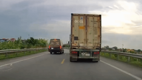 Xe container phanh gap tranh xe limousine vuot au hinh anh