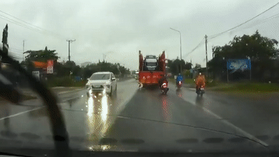 Xe may vuot au bi xe khach giuong nam dam vang hinh anh