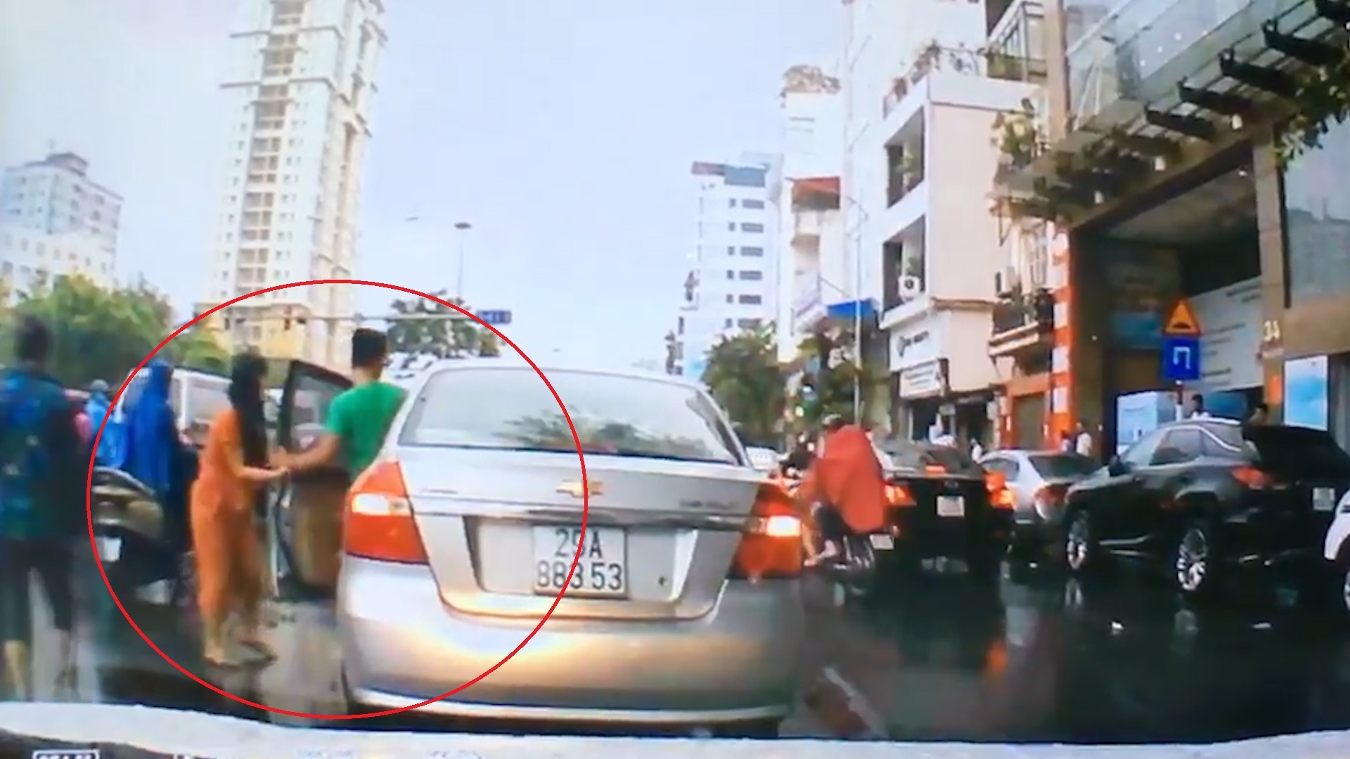 Tai xe oto nhat hoi chum vai roi ra duong o Ha Noi roi bo di hinh anh