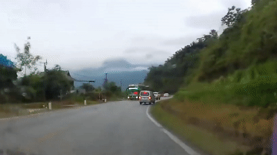 Oto 7 cho vuot au gay tai nan lien hoan hinh anh