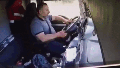 Tai xe ngu gat lai xe lao sang lan nguoc chieu gay tai nan tai Nga hinh anh