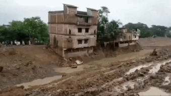 Toa nha 4 tang dot ngot sup xuong kenh o An Do hinh anh