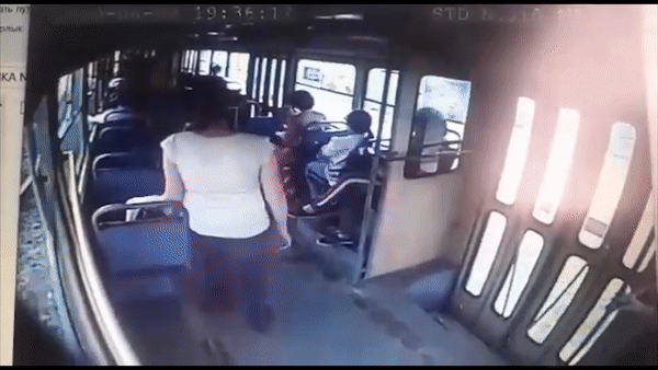 Xe dien phanh gap khien hanh khach nga dap vao cua o Nga hinh anh