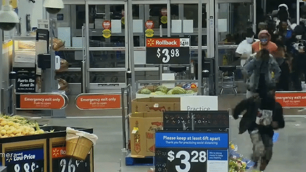 Hang tram nguoi tran vao sieu thi lay do o Florida hinh anh