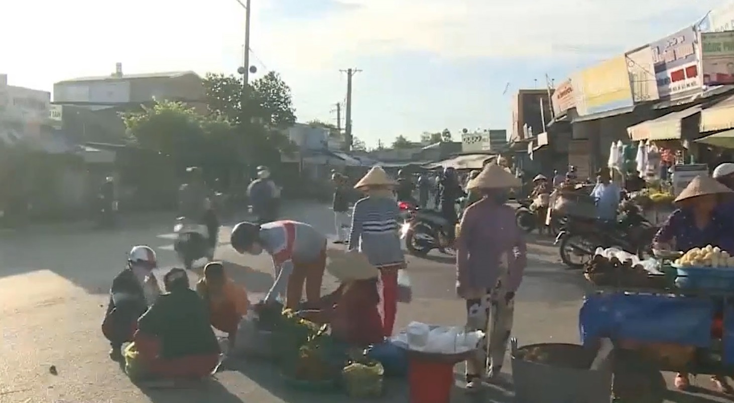 Mat an toan giao thong vi tinh trang hop cho ven duong hinh anh