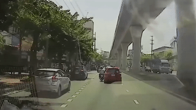 Tai xe xe may nga xuong duong suyt bi oto can trung hinh anh