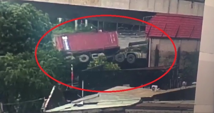 Canh xe container om cua bi lat tai vong xoay o TP.HCM hinh anh