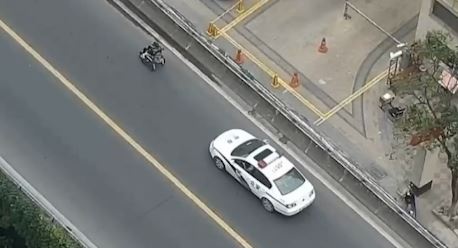 Canh sat lai oto bao ve cu ong di xe lan qua cau vuot hinh anh