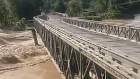 Chiec cau bi sap sau con mua lon o Indonesia hinh anh