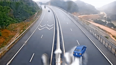 Oto mat lai dam vao rao chan tren cao toc Ha Long - Van Don hinh anh