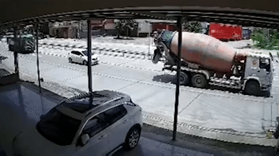 Oto bep rum khi bi kep giua xe ben va xe bon hinh anh