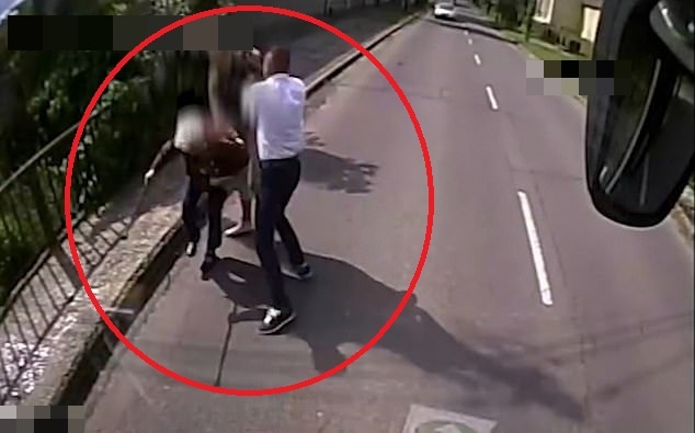 Tai xe xe bus cuu ba cu bi cuop giat tui xach giua duong hinh anh