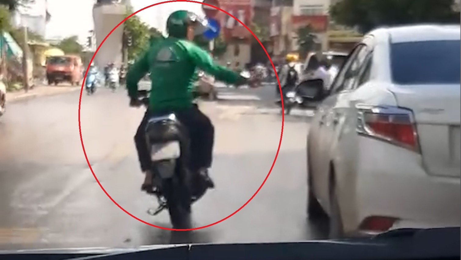 Tai xe xe may truy duoi, dung gach nem vao oto hinh anh