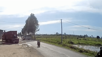 Tai xe quen keo phanh khien xe tai troi lui xuong ruong hinh anh