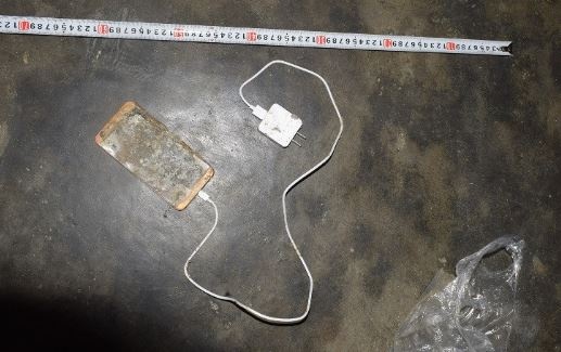 Dien thoai dang sac phat no, nam thanh nien tu vong hinh anh