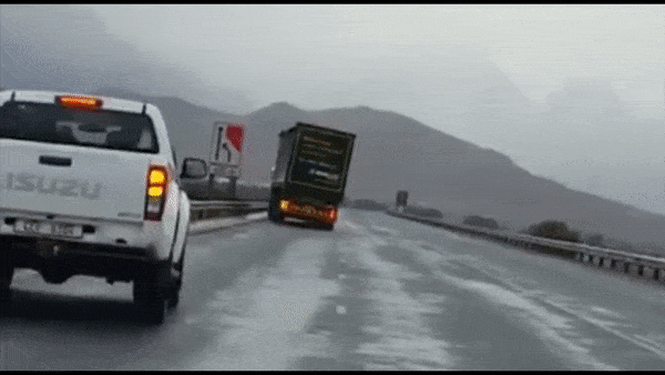 Xe container bi gio lon quat nga tren cao toc hinh anh