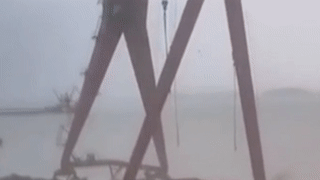 Gio manh quat may truc 10 tan roi xuong bien o Trung Quoc hinh anh