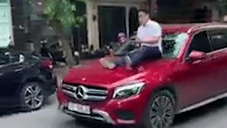 Nguoi dan ong ngoi tren dau xe Mercedes dang chay tren duong hinh anh