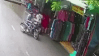 Nguoi dan ong bi cuop dien thoai khi dang mua hang hinh anh