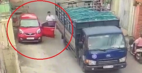 Tai xe mo cua oto thieu quan sat bi xe tai va gay hinh anh