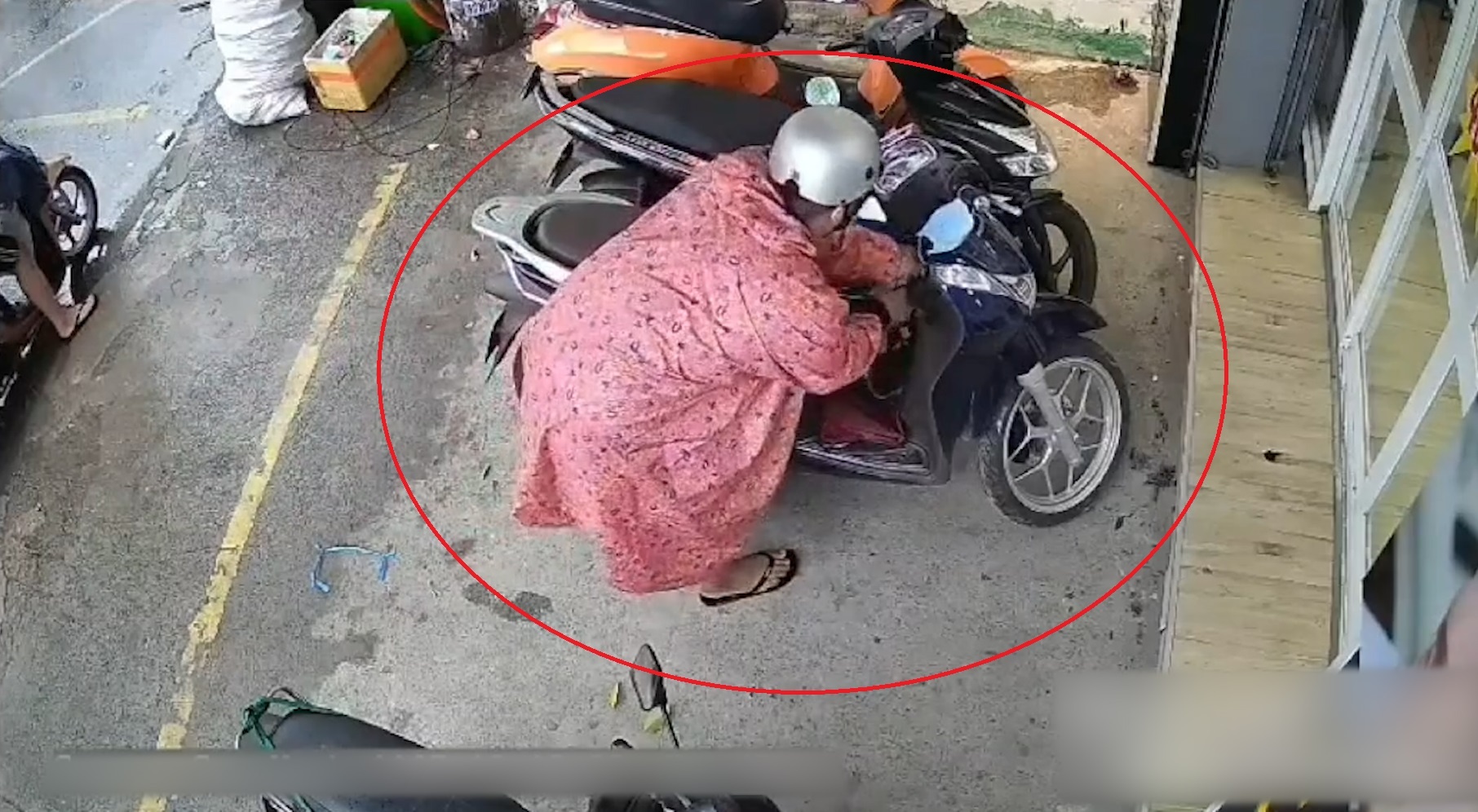 Ten trom mac ao mua be khoa xe SH trong tich tac hinh anh